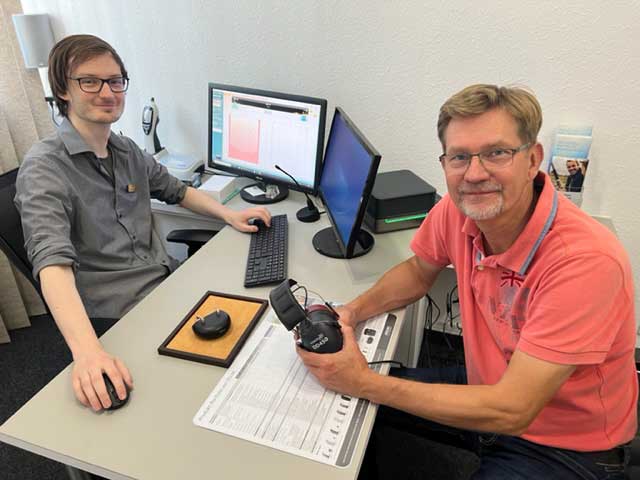 Kay-Oliver John und Janos Kobus in der Hörakustik